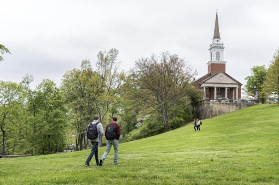 Large green-leafed trees line 查塔姆 University's academic quad in Shadyside while students walk to class. 